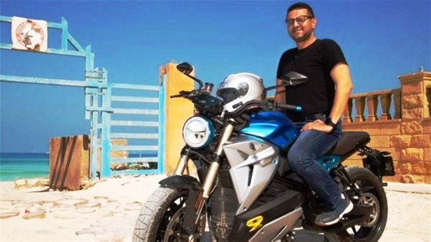 مصري يسجل رقماً قياسياً بدراجة كهربائية بمدينة العلمين الجديدة