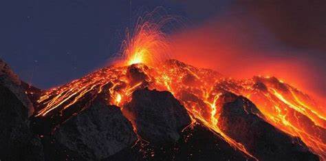 عندما تتدفق الصهارة علي سطح الارض من فوهة البركان تسمي