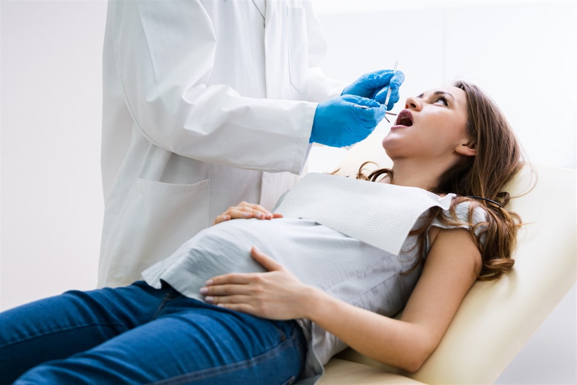 كيفية علاج الاسنان للحامل بطريقة آمنه على الأم والجنين