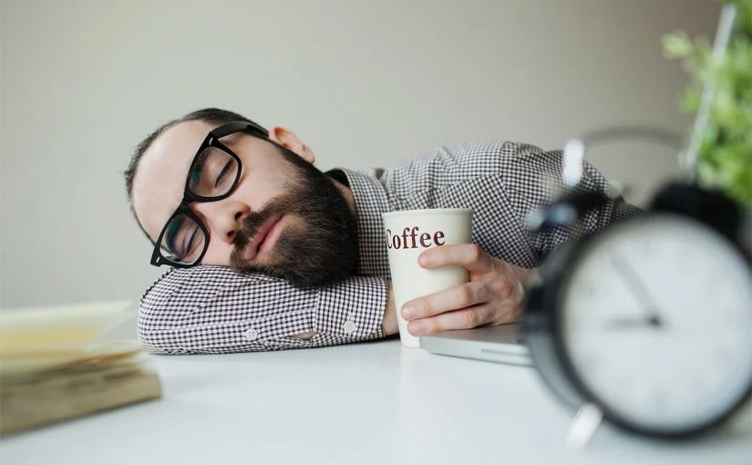 ما هي فوائد قيلولة القهوة والوقت المناسب لتناول القهوة قبل القيلوله