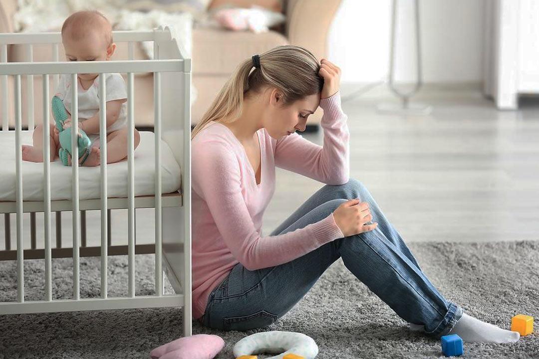 أسباب اكتئاب ما بعد الولادة و طرق علاجه المختلفه