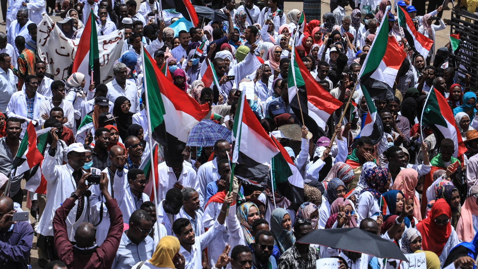 الشعب السوداني ينتصر حشود بشرية في محيط القصر الجمهوري السوداني