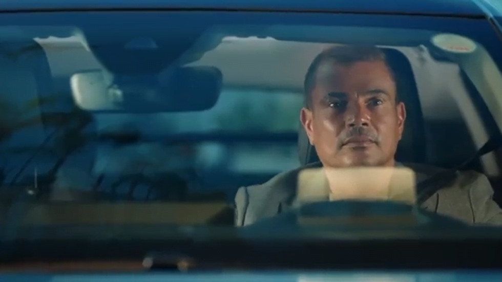تفاصيل إعلان عمرو دياب الجديد لسيارة يثير جدلا واسعا بالفيديو