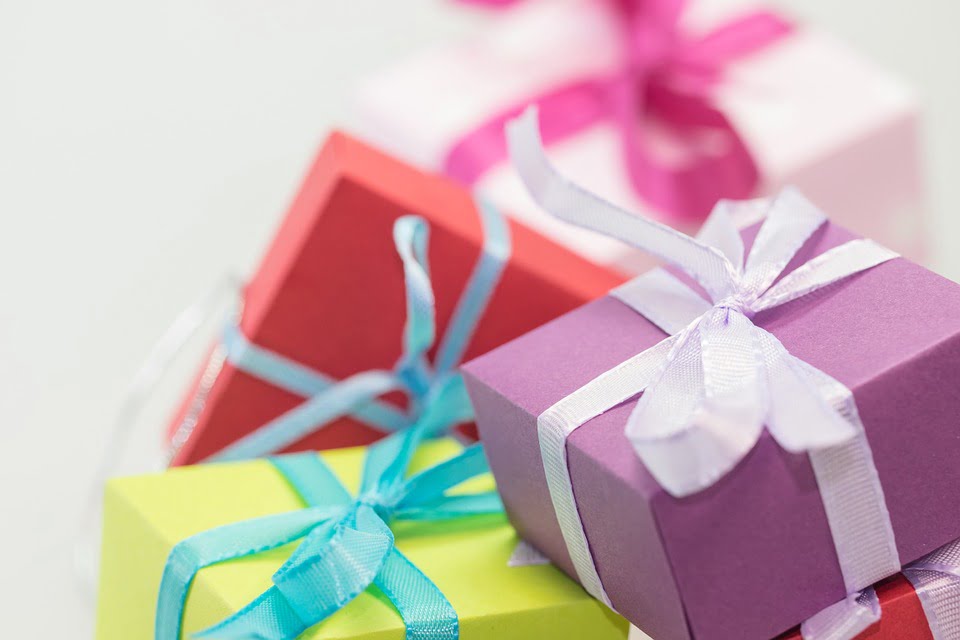 تفسير حلم شراء هدية لشخص و ما الذي يدل عليه