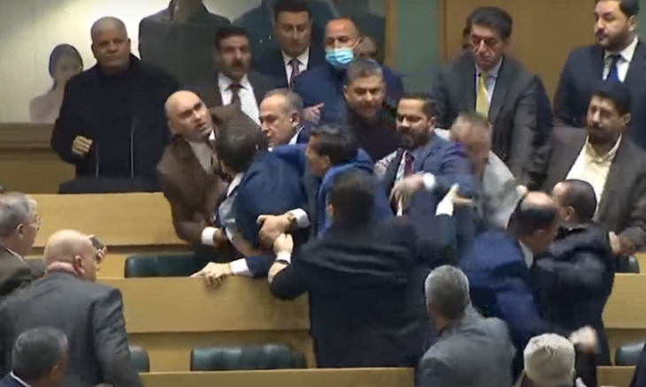 مشاجرة بالأيدي داخل البرلمان الأردني بسبب كلمة