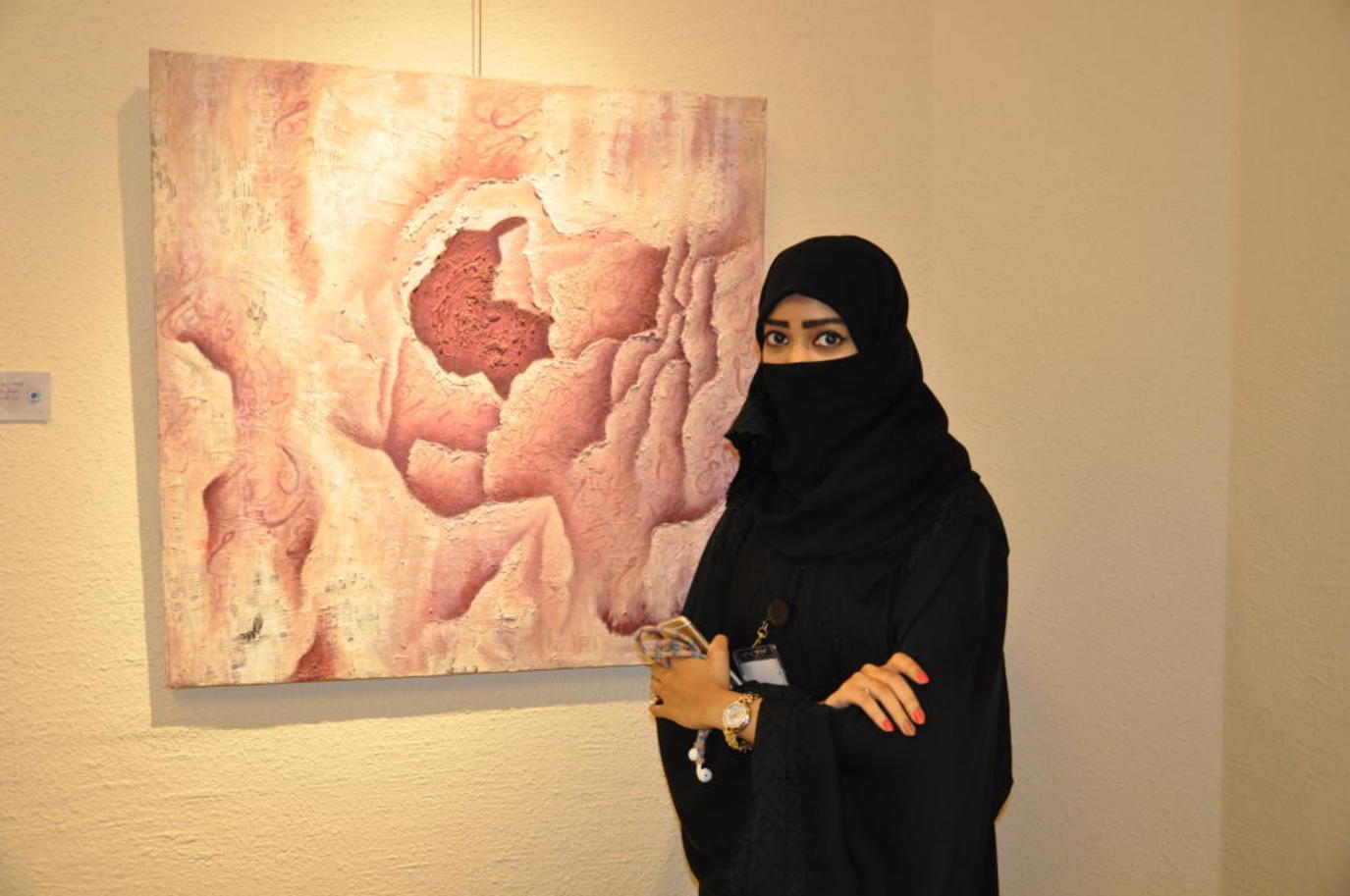 من الفنانات السعوديات في استخدام النسيج كاعمال فنية الفنانة السعودية سناء صميلان