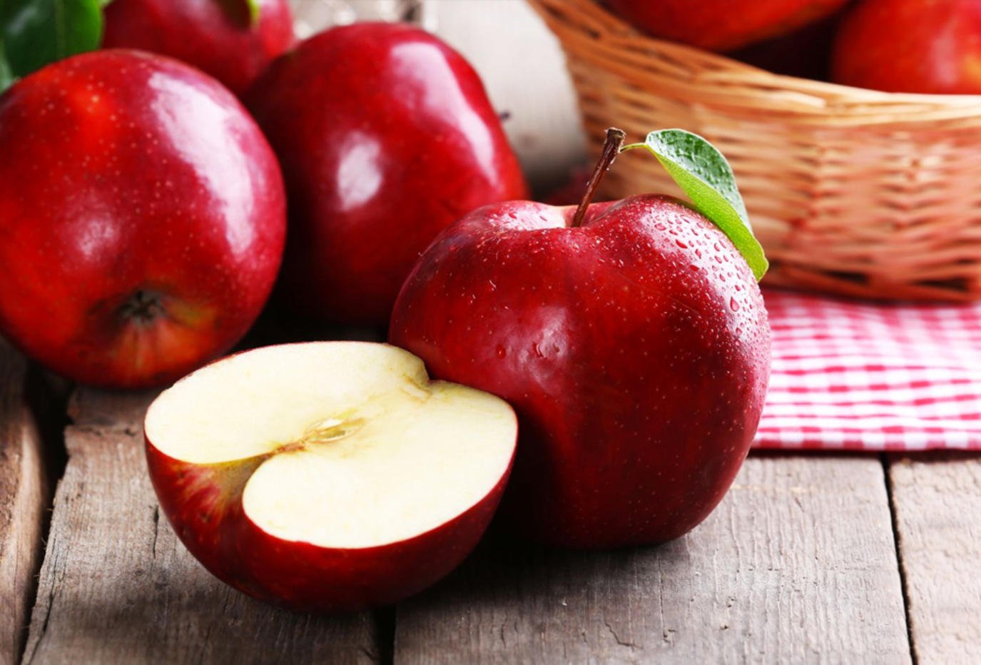 التفاح وما يحتويه من فيتامينات وفوائد 2022