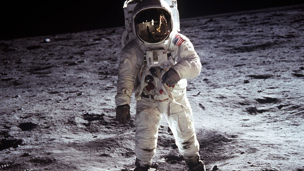 بحث حول رحلات الإنسان إلى القمر