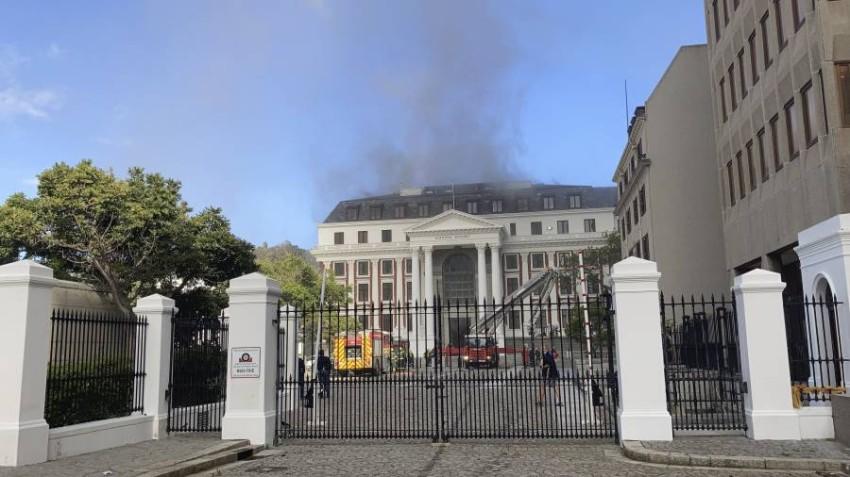 تفاصيل حريق في مقر برلمان جنوب أفريقيا بالصور