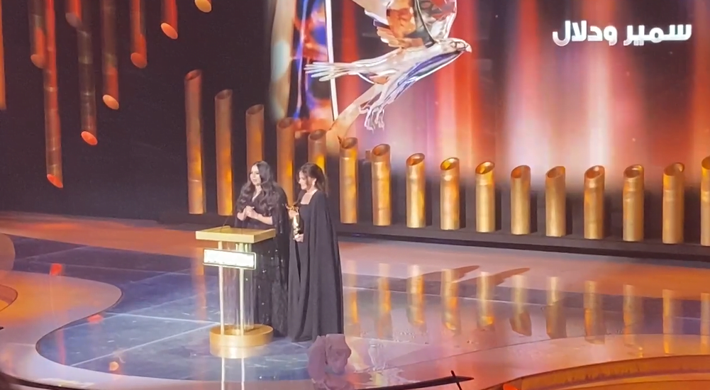 دنيا وإيمى سمير غانم تبكيان على مسرح JOY AWARDS