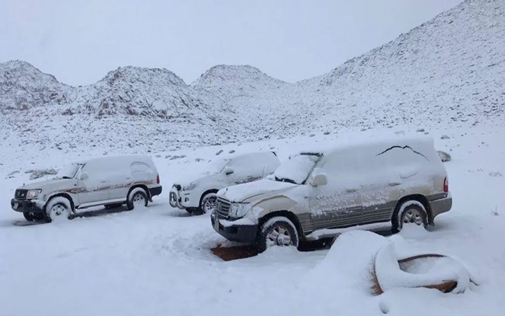 غطت الثلوج جبل اللوز في منطقة تبوك السعودية، بالصور