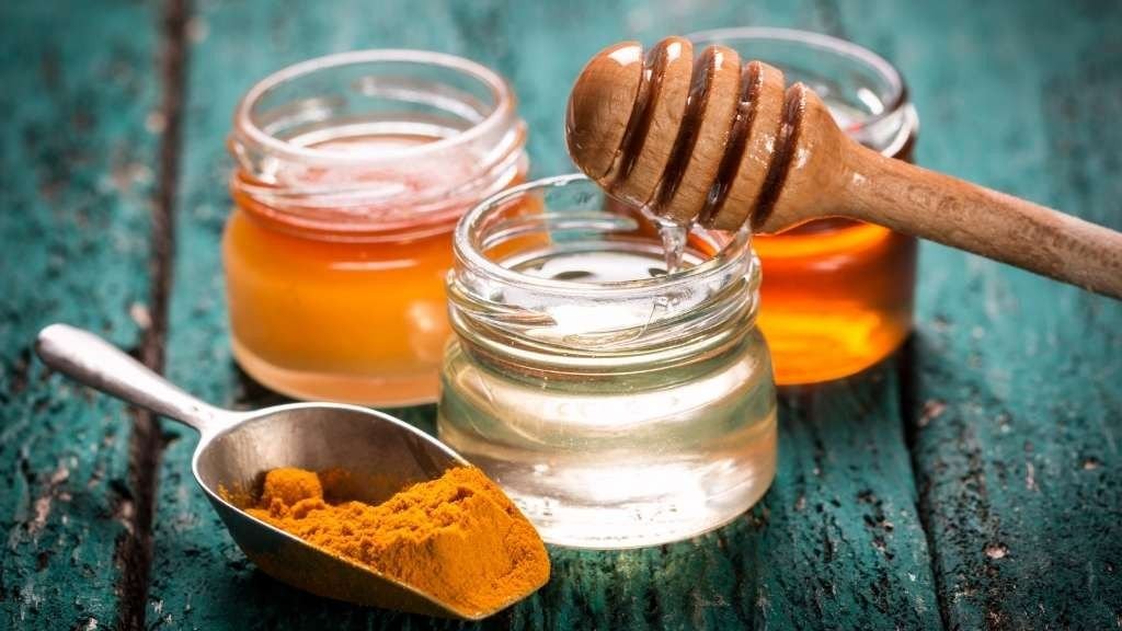 فوائد الكركم والعسل للبشرة والجسم عامة