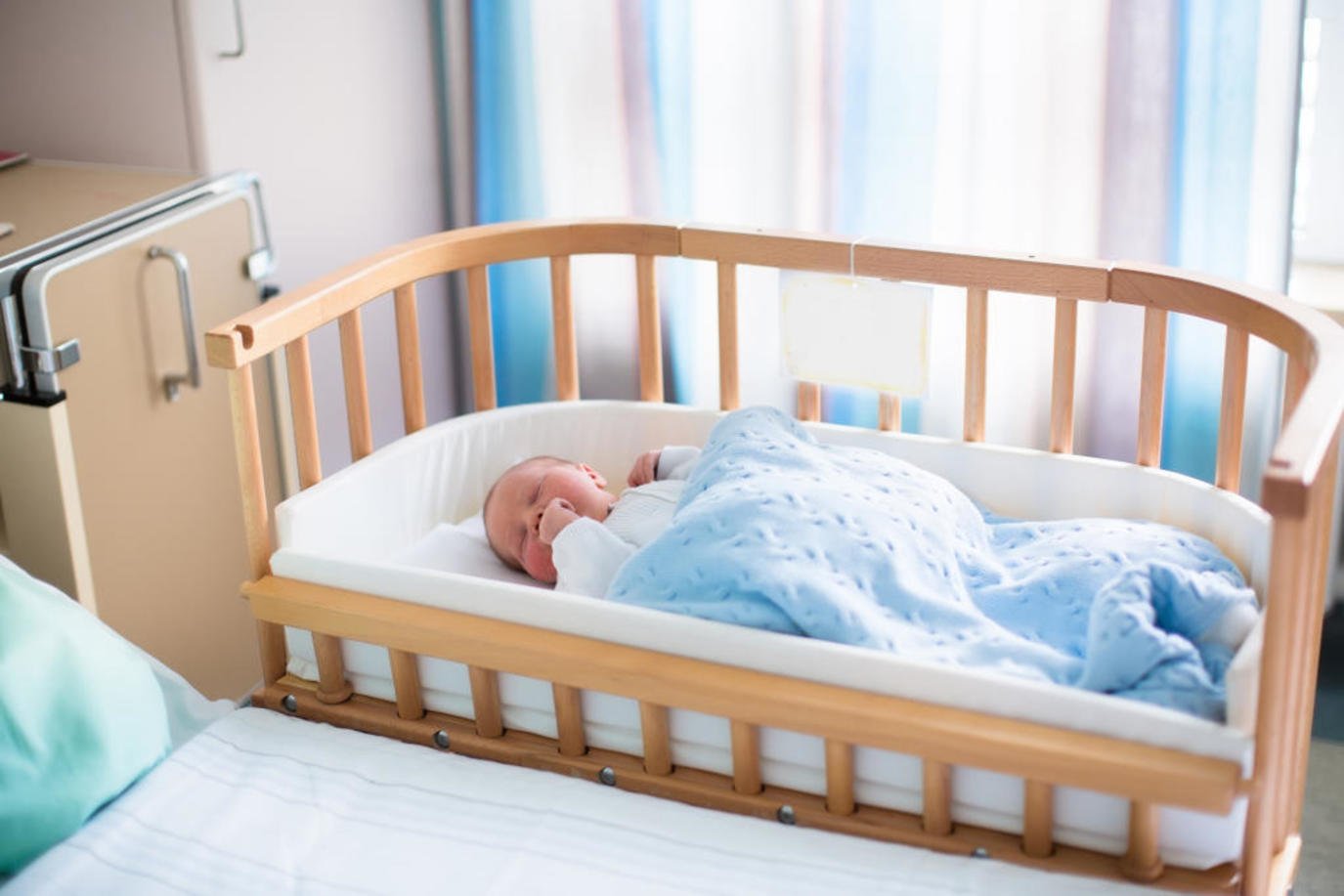 ما تفسير حلم رؤية سرير الطفل في المنام لابن سيرين