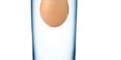 عند وضع بيضة مسلوقة ساخنة في كوب من الماء البارد ماذا يحدث لدرجة حرارة الماء والبيضة
