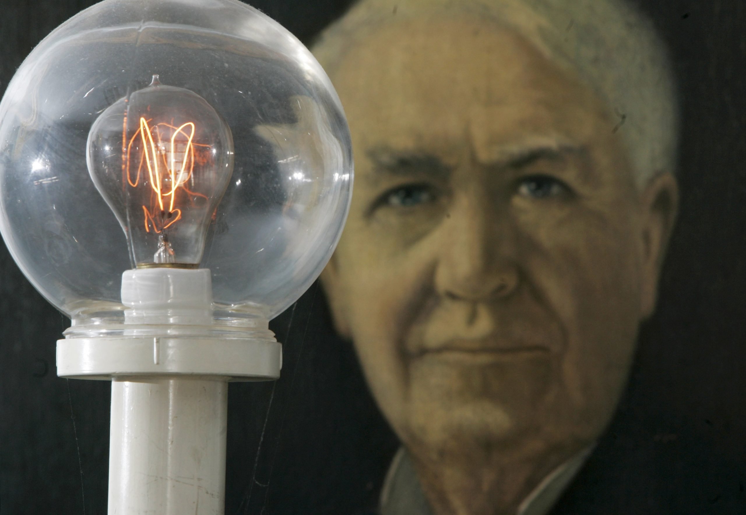 ما هو اسم العالم الذي اخترع المصباح الكهربائي