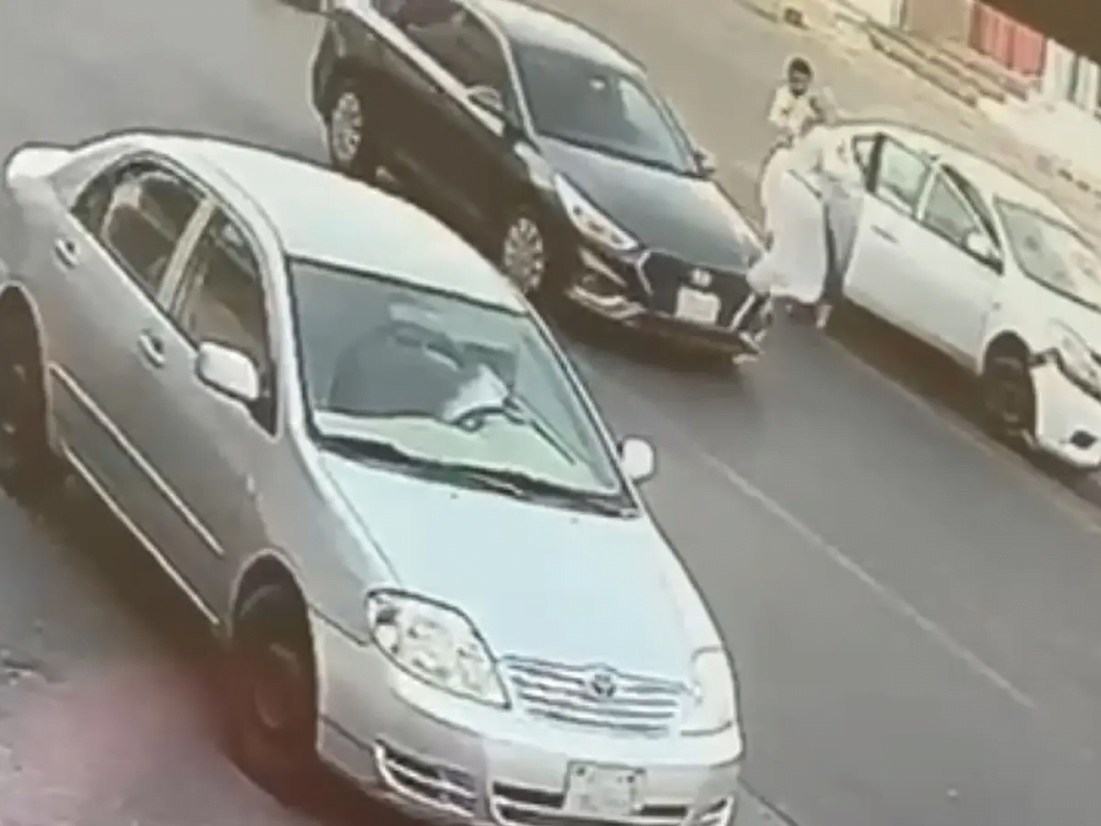 فيديو الاعتداء على طالب في خميس مشيط كامل