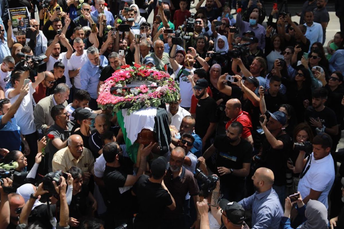 فيديو لحظة الاعتداء على جنازة شيرين ابو عاقلة في القدس