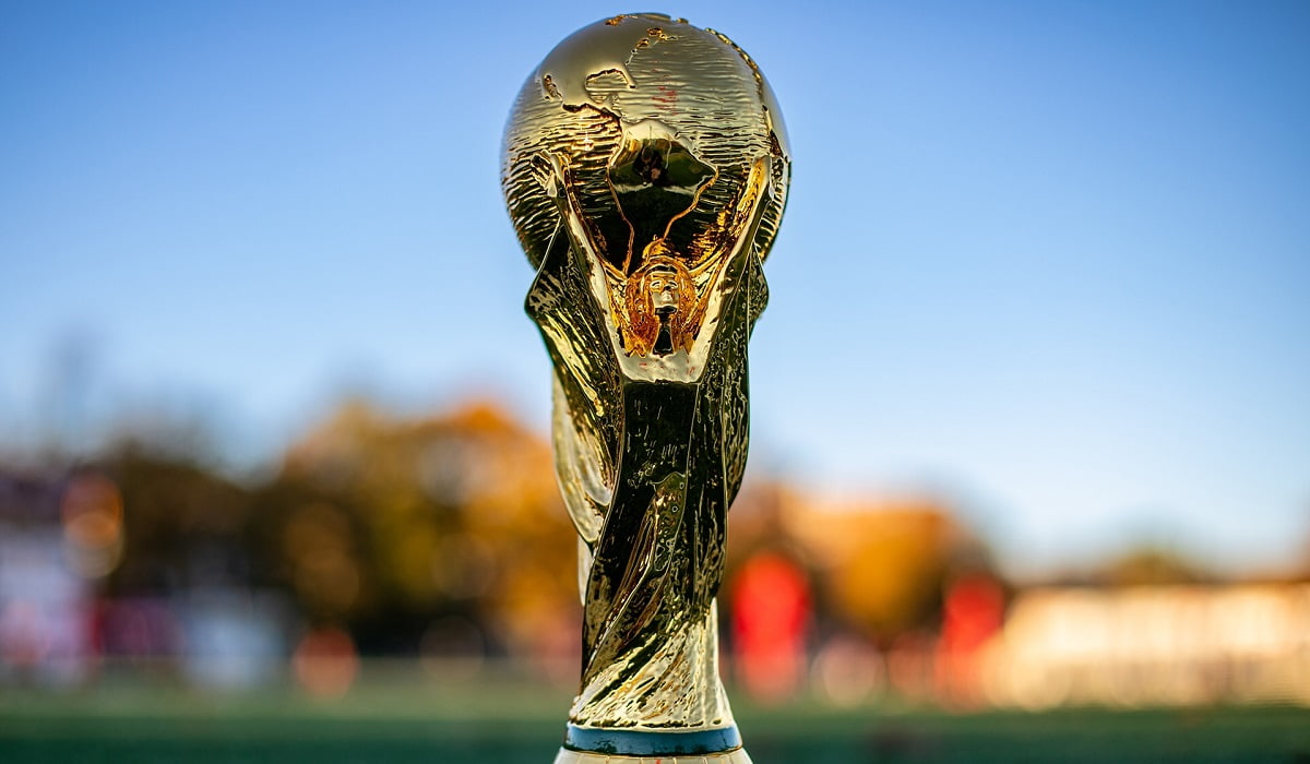هل كأس العالم مصنوع من الذهب؟