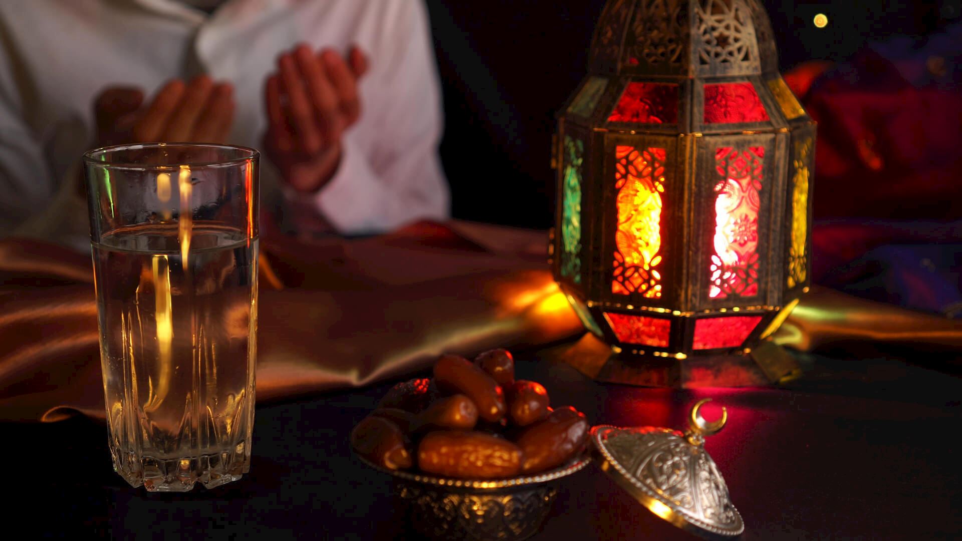 ما هي كفارة الافطار في رمضان بعذر وبدون عذر ؟