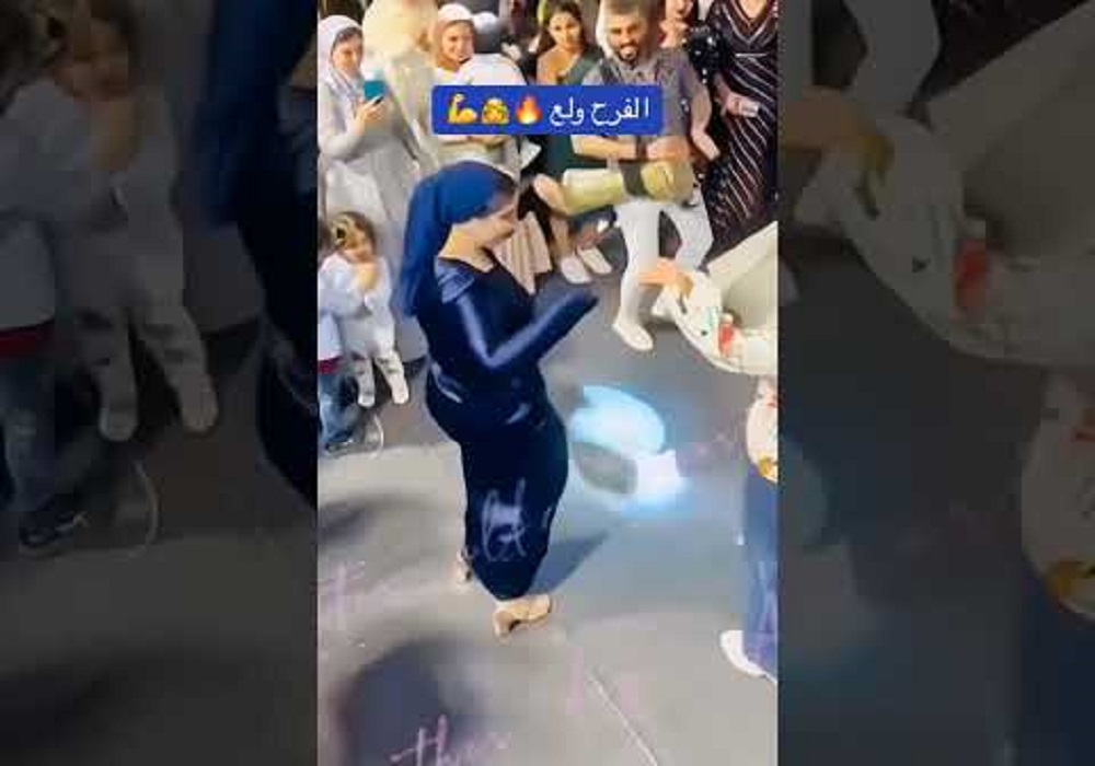 فيديو الرقص بالفستان الازرق في فرح صحبتها كامل